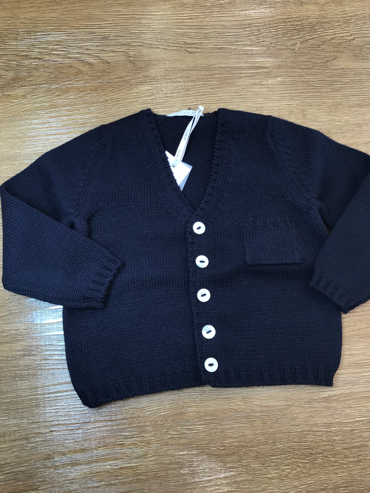 Cardigan Colibrì in lana blu scuro con taschino e piccoli bottoncini sul davanti