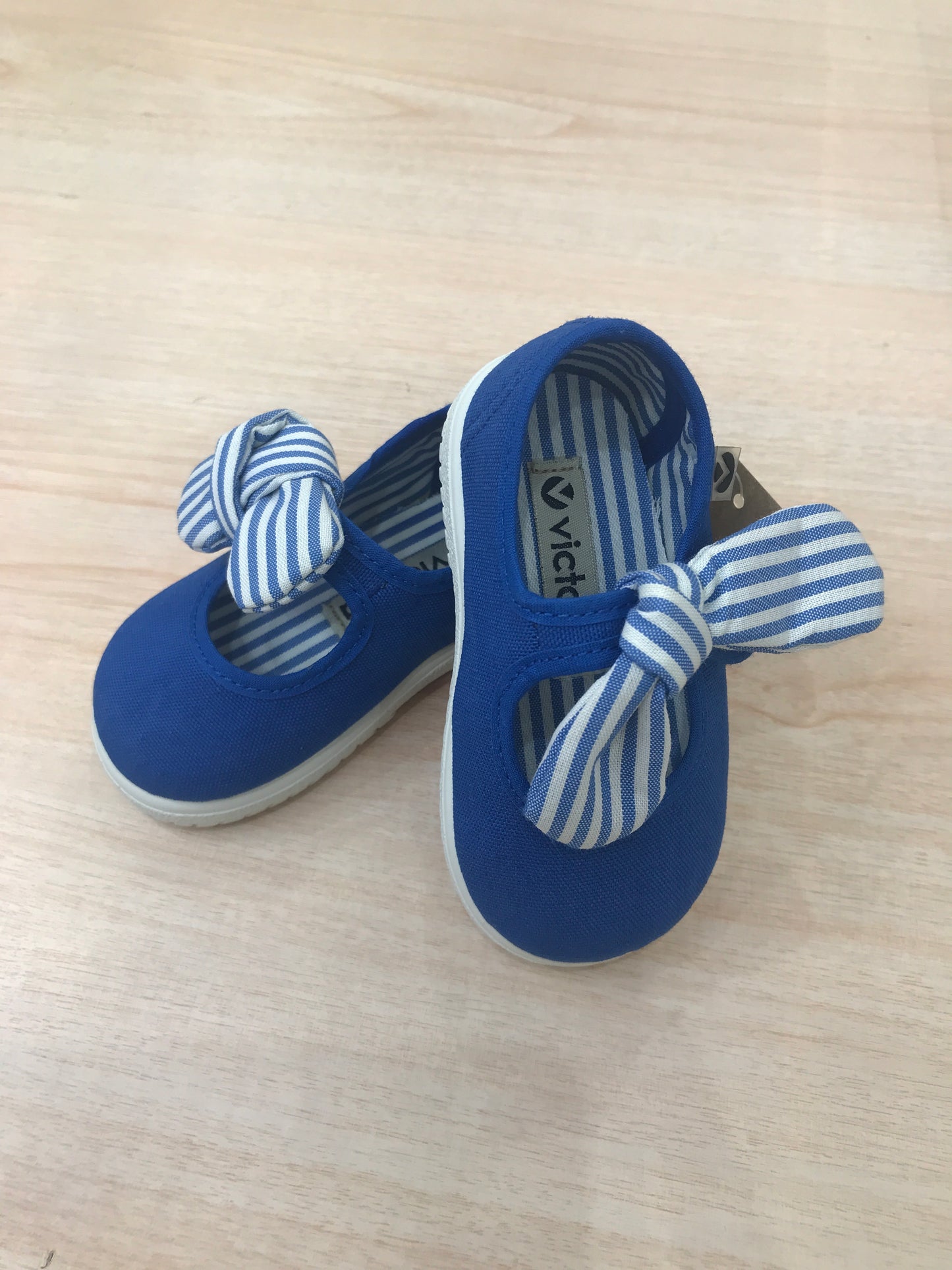 Scarpa Victoria in tela bluette con strappo e fiocco a righe sul davanti