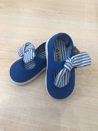 Scarpa Victoria in tela bluette con strappo e fiocco a righe sul davanti