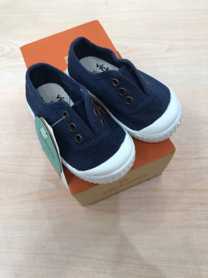 Scarpe Victoria in tela blu scuro con gomma bianca con elastico sul davanti
