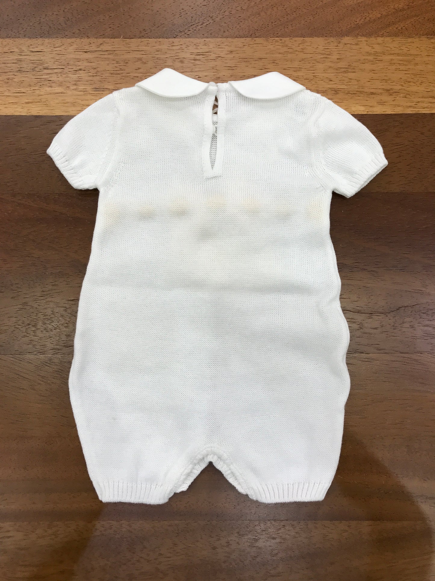 Pagliaccetto Baby Lord in filo bianco mezza manica con collo tondo bianco con pois gialli con fiocco e passanastro sul davanti giallo