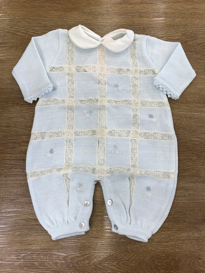 Tutina Ladia in filo di cotone celeste con applicazione di valancienne fiori ricamati e colletto in lino