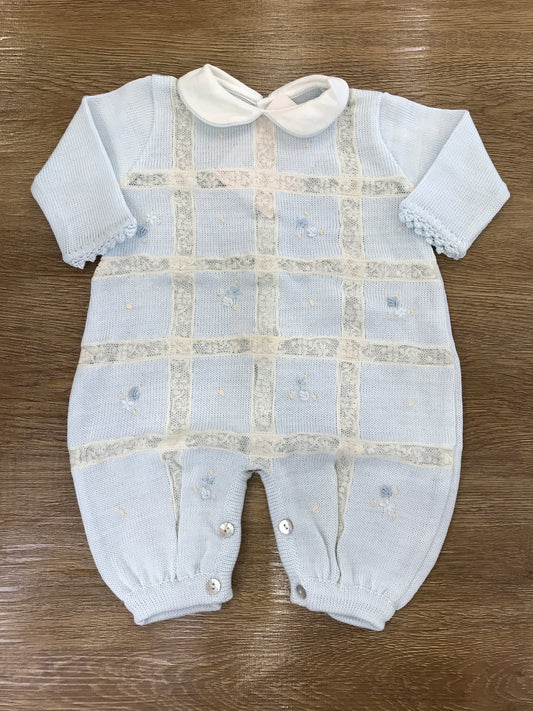 Tutina Ladia in filo di cotone celeste con applicazione di valancienne fiori ricamati e colletto in lino