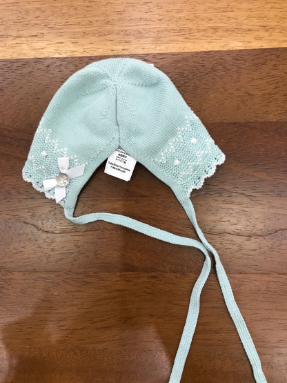 Cuffia Paz Rodriguez in filo verde con ricami in bianco bordo smerlato con lacci per fiocco sotto collo
