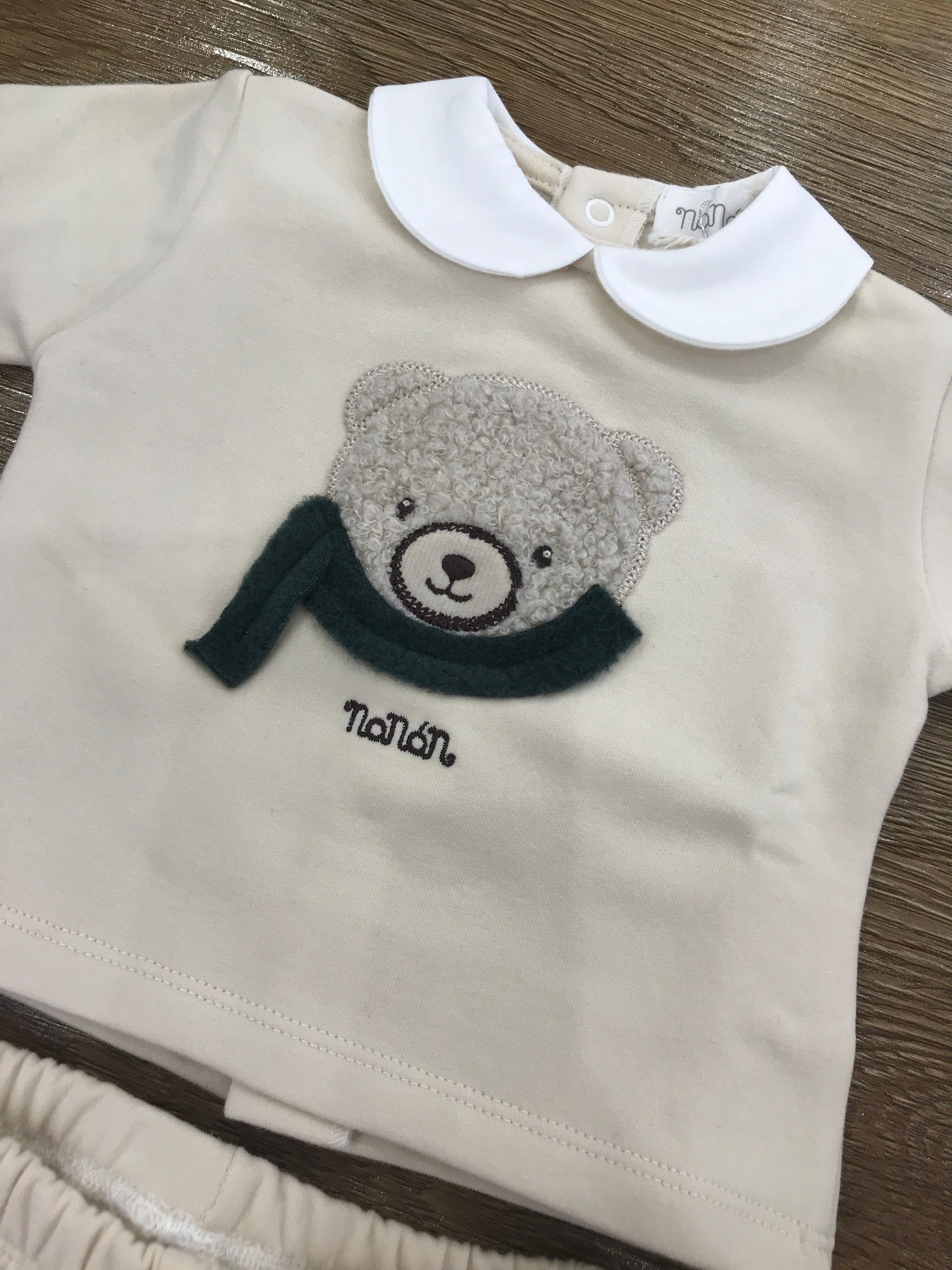 Tutina Nanan due pezzi in caldo cotone beige con piedini con collo bianco tondo con orsetto sul davanti