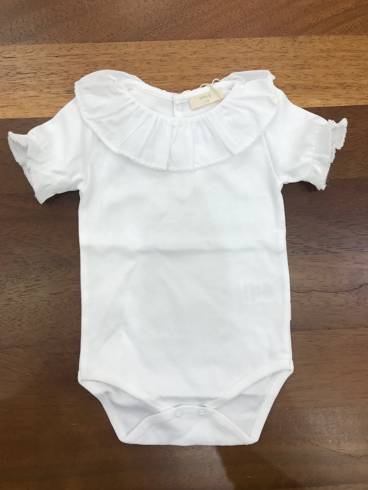Body Baby Gi in cotone mezza manica con collo con rusche e bordo ricamato