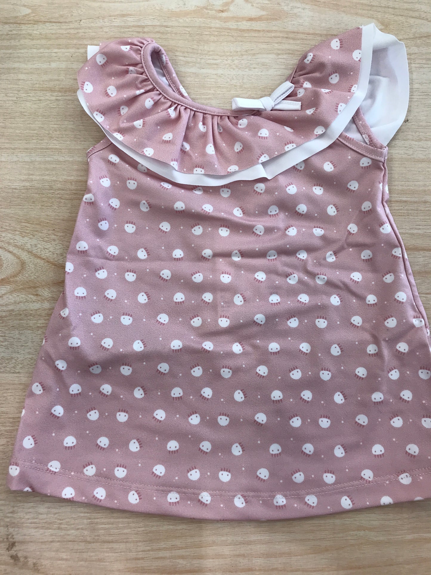 Copricostume Paz Rodriguez rosa con bretelle con rusche con piccoli animaletti bianchi