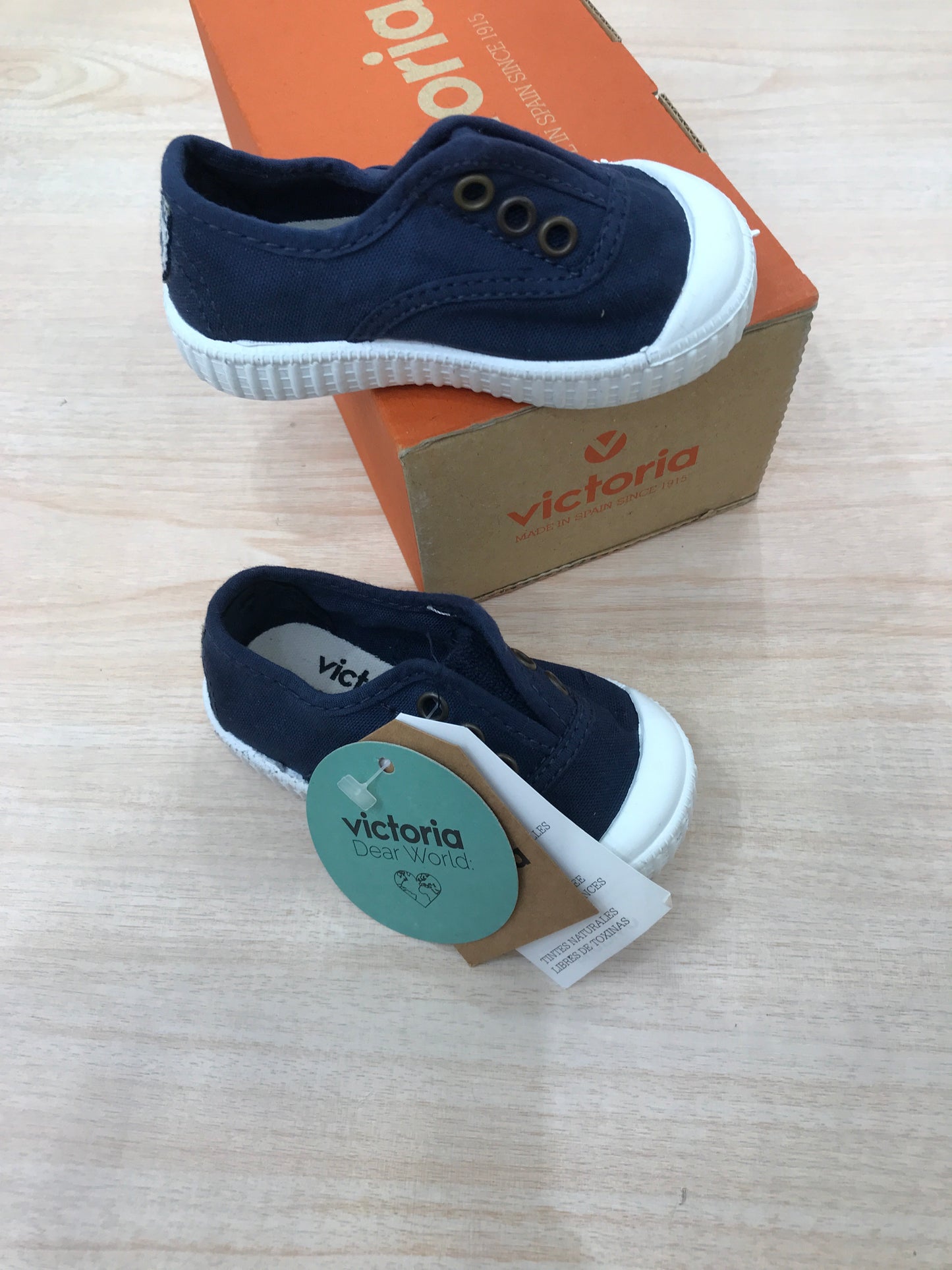 Scarpe Victoria in tela blu scuro con gomma bianca con elastico sul davanti