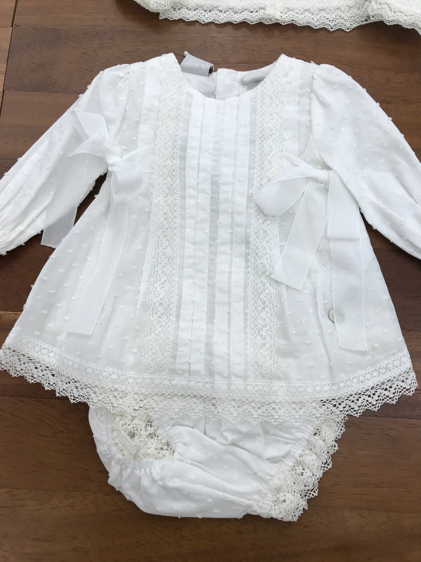 Abitino Paz Rodriguez in caldo cotone bianco manica lunga con fiocchetti laterali con pois bianchi e merletto al bordo e centrale con culotte abbinata