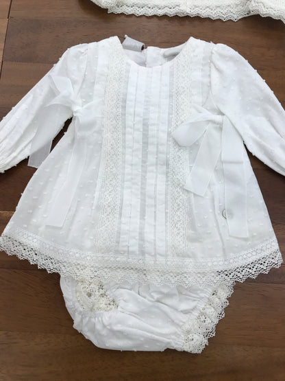 Abitino Paz Rodriguez in caldo cotone bianco manica lunga con fiocchetti laterali con pois bianchi e merletto al bordo e centrale con culotte abbinata