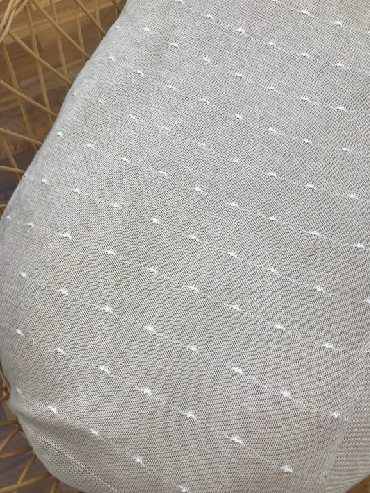 Coperta Paz Rodriguez in filo tortora smerlata con piccoli pois bianchi su tutt'essa