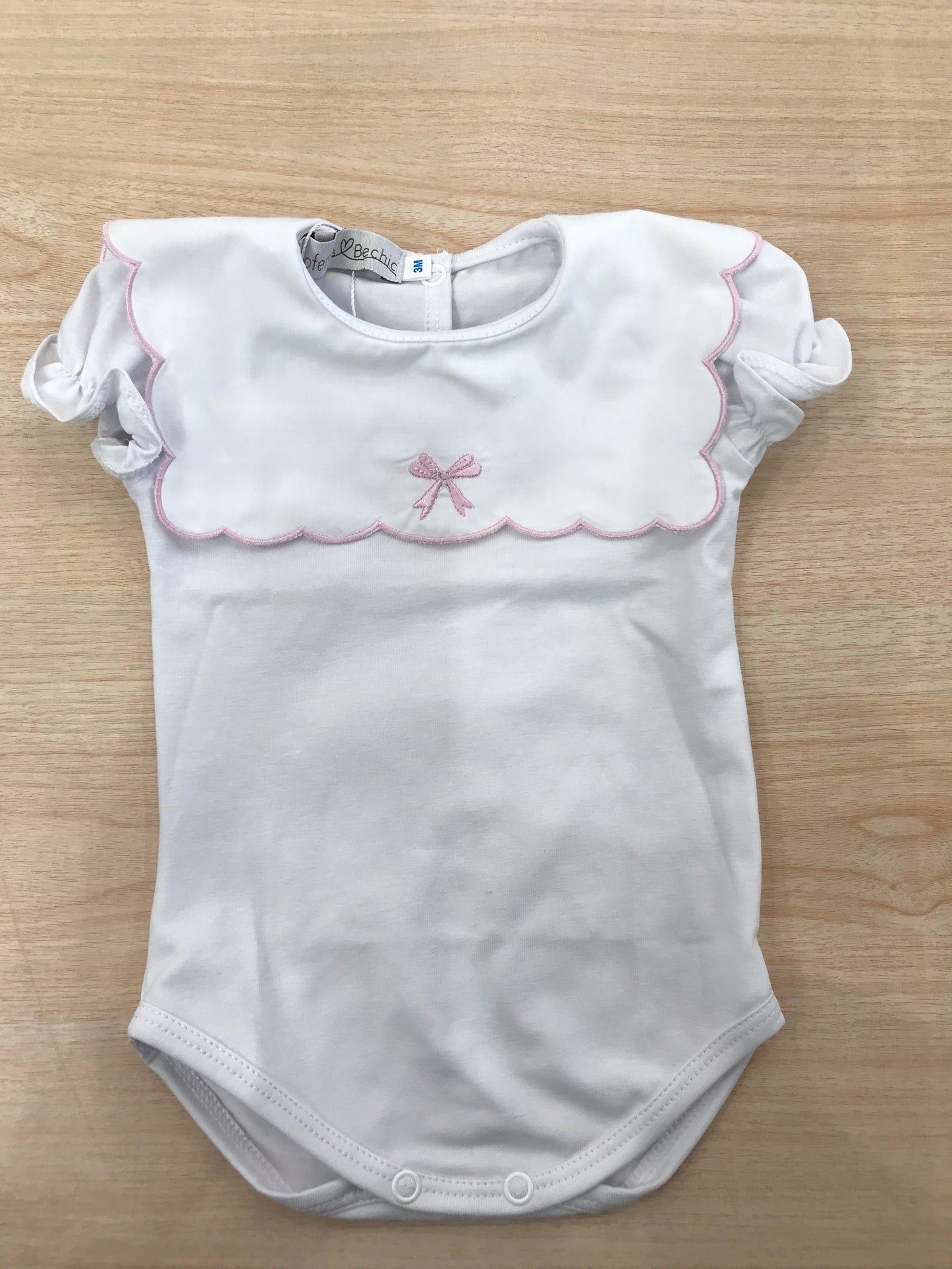 T-Shirt Fofettes in cotone mezza manica a sbuffo con collo rifinito in rosa smerlato con fiocchetto centrale rosa