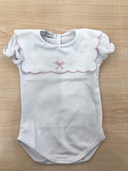 T-Shirt Fofettes in cotone mezza manica a sbuffo con collo rifinito in rosa smerlato con fiocchetto centrale rosa