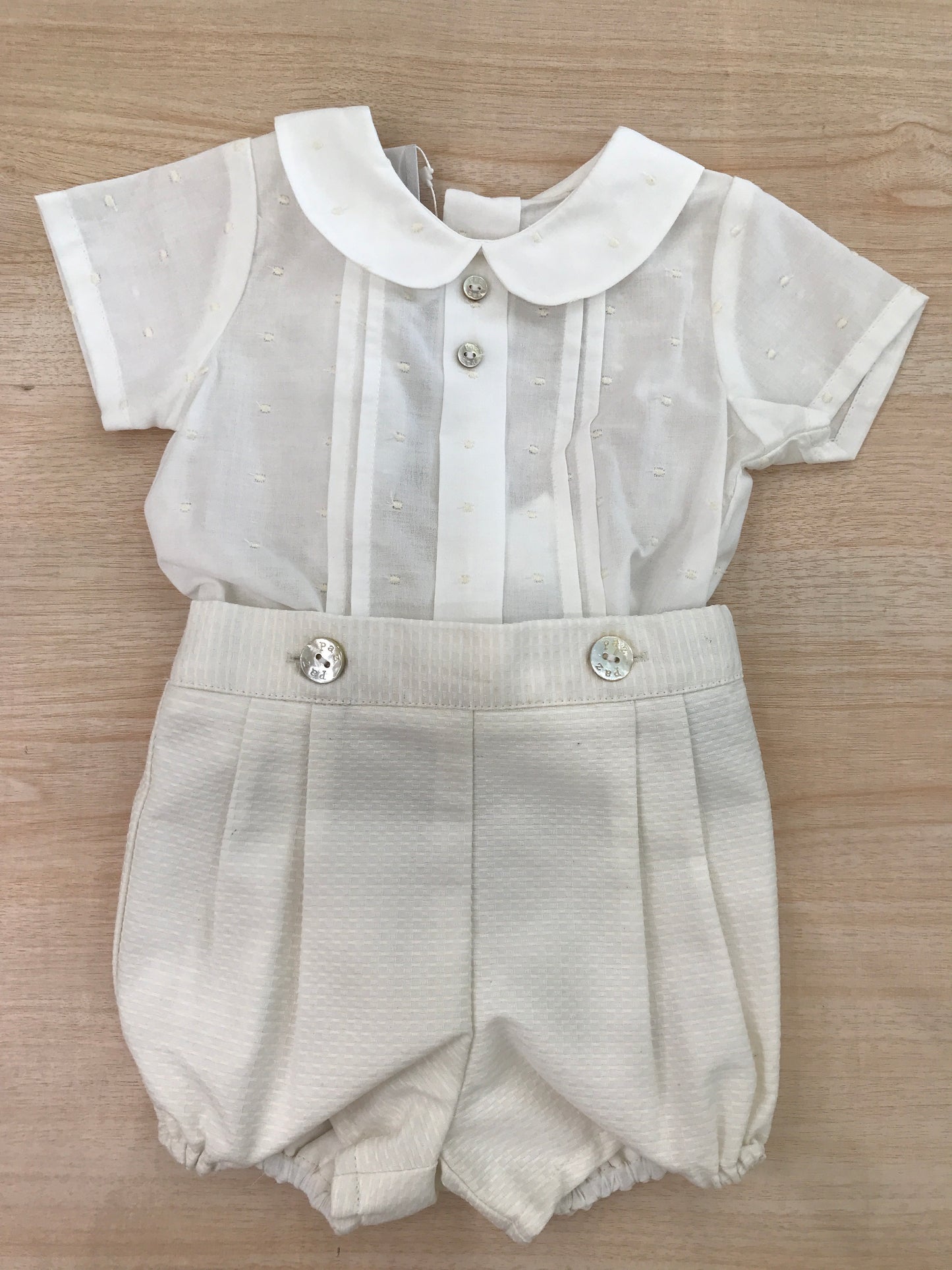 Completo Paz Rodriguez in cotone camicia mezza manica con pois in rilievo panna con pantalone corto rigato panna