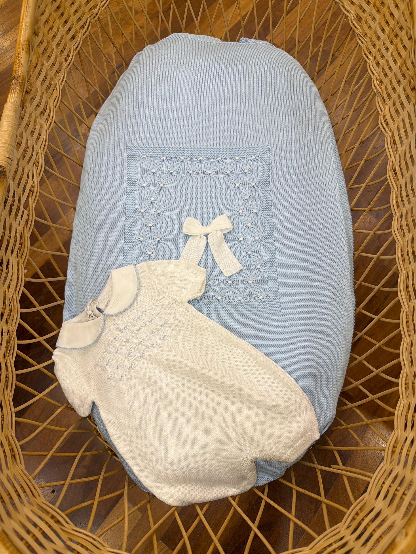 Coordinato nascita Baby Lord in filo celeste e bianco con lavorazione di punto smock bianco e celeste su coperta e tutina