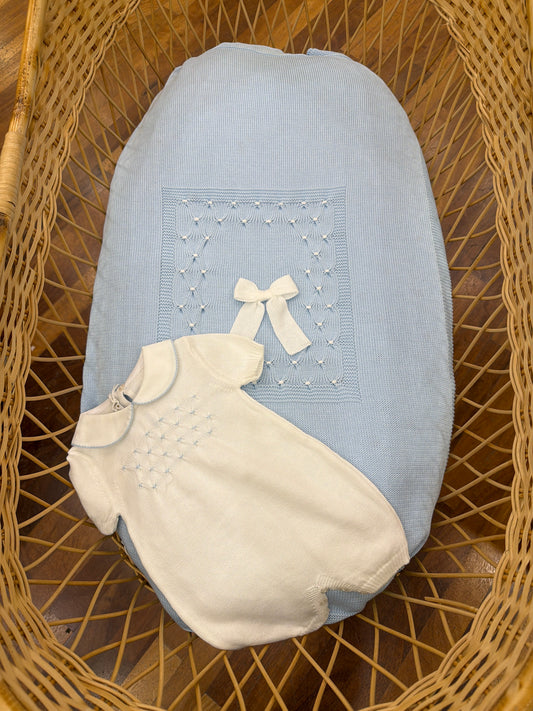Coordinato nascita Baby Lord in filo celeste e bianco con lavorazione di punto smock bianco e celeste su coperta e tutina