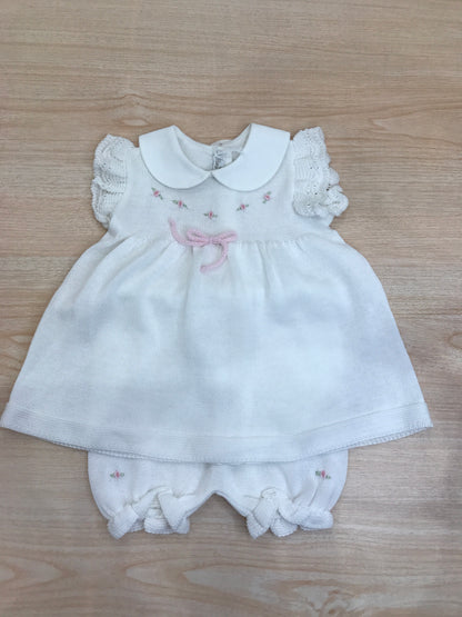 Completo Baby Lord in filo bianco due pezzi smanicato con rusche collo tondo roselline ricamate sul petto e fiocchetto rosa