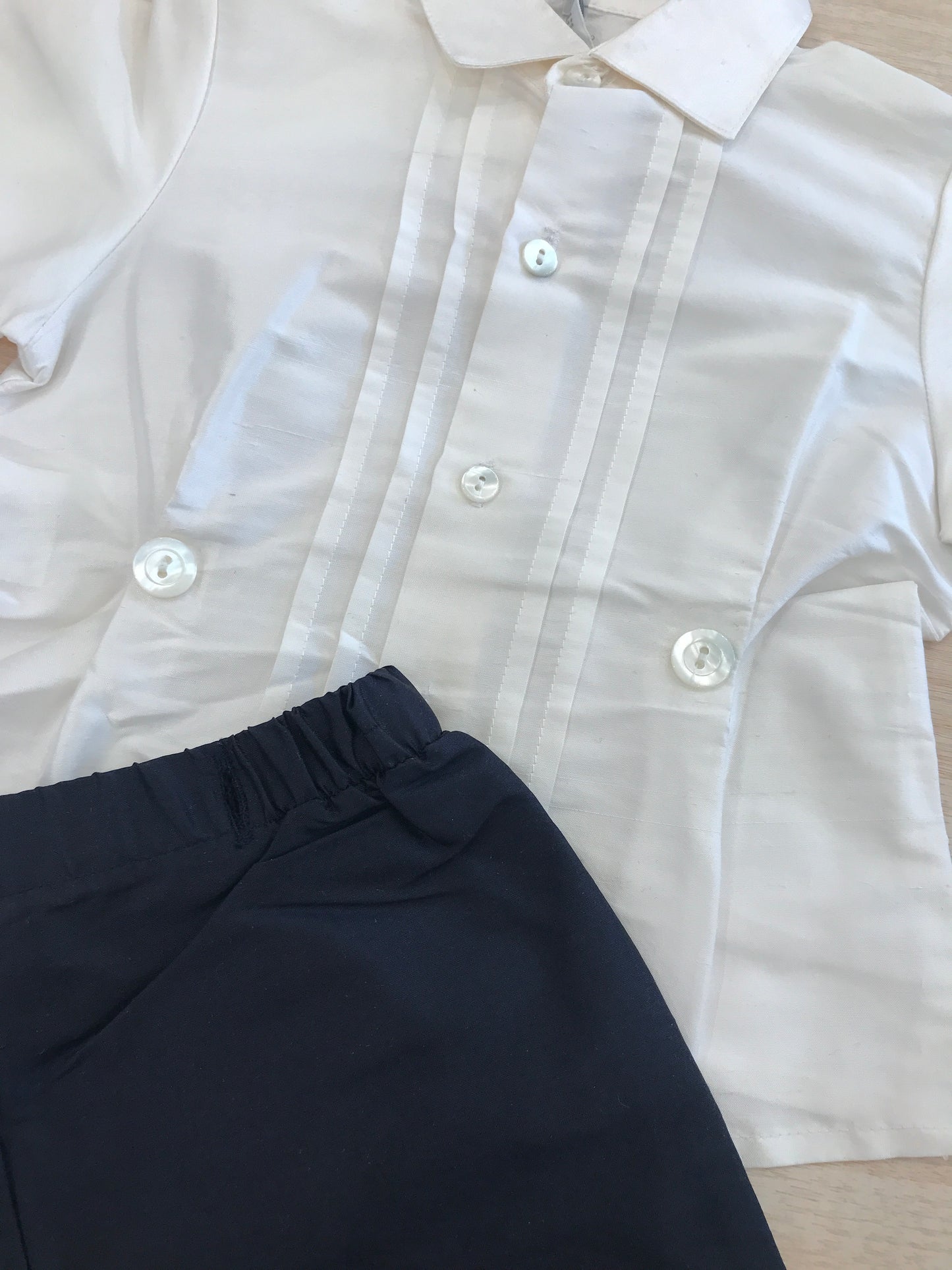 Completo Colibrì camicia mezza manica con pieghe avorio con pantalone a sbuffo blu
