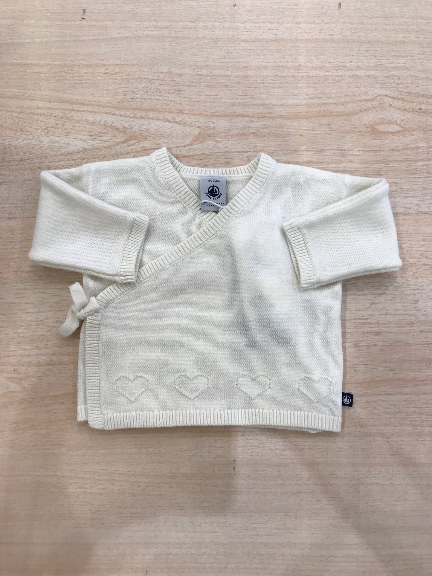 Cardigan Petit Bateau in lana panna ad incrocio con laccio laterale e cuori ricamati sul davanti