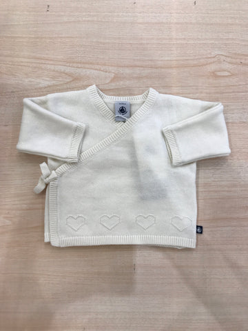 Cardigan Petit Bateau in lana panna ad incrocio con laccio laterale e cuori ricamati sul davanti
