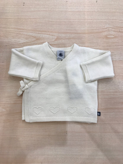 Cardigan Petit Bateau in lana panna ad incrocio con laccio laterale e cuori ricamati sul davanti