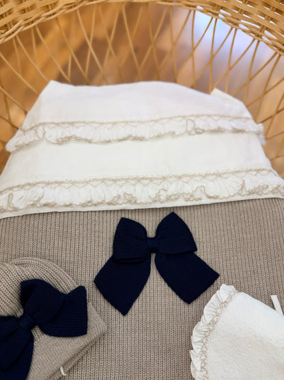 Coordinato Baby Lord a costa inglese in lana tortora e blu scuro con fiocchi