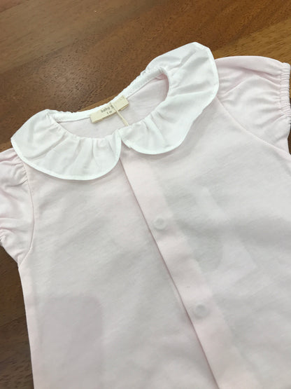 Pagliaccetto Baby Gi in cotone rosa mezza manica con collo con rusche bianca