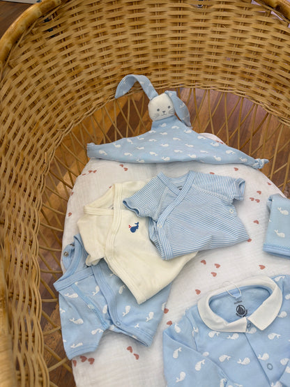 Coordinato nascita Petit Bateau celeste in cotone con balene bianche