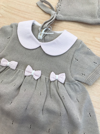 Completo Baby Lord in filo tortora e rosa due pezzi mezza manica traforato con fiocchetti rosa con cuffietta abbinata