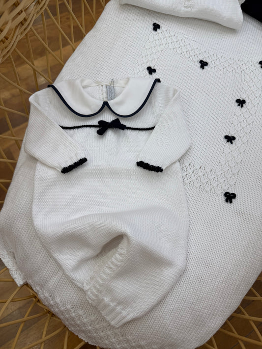 Coordinato nascita Colibrì bianco e blu con nodi d'amore ricamati a mano tutina intera stile marinaretto
