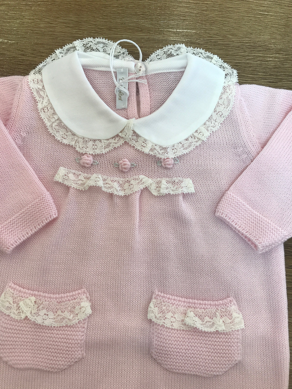 Coordinato Baby Lord set comprende copertina tutina scarpine e cuffietta coordinati da fiocchi e valancienne escluso il lenzuolino dal coordinato