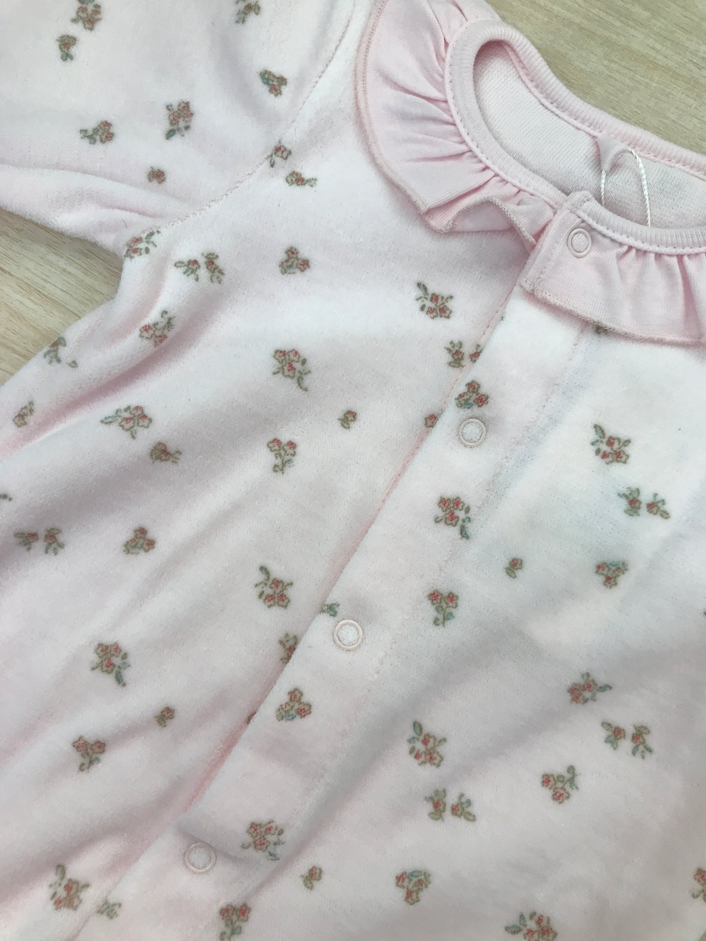 Tutina Petit Bateau in ciniglia intera con rusche sul colletto rosa con fiorellini