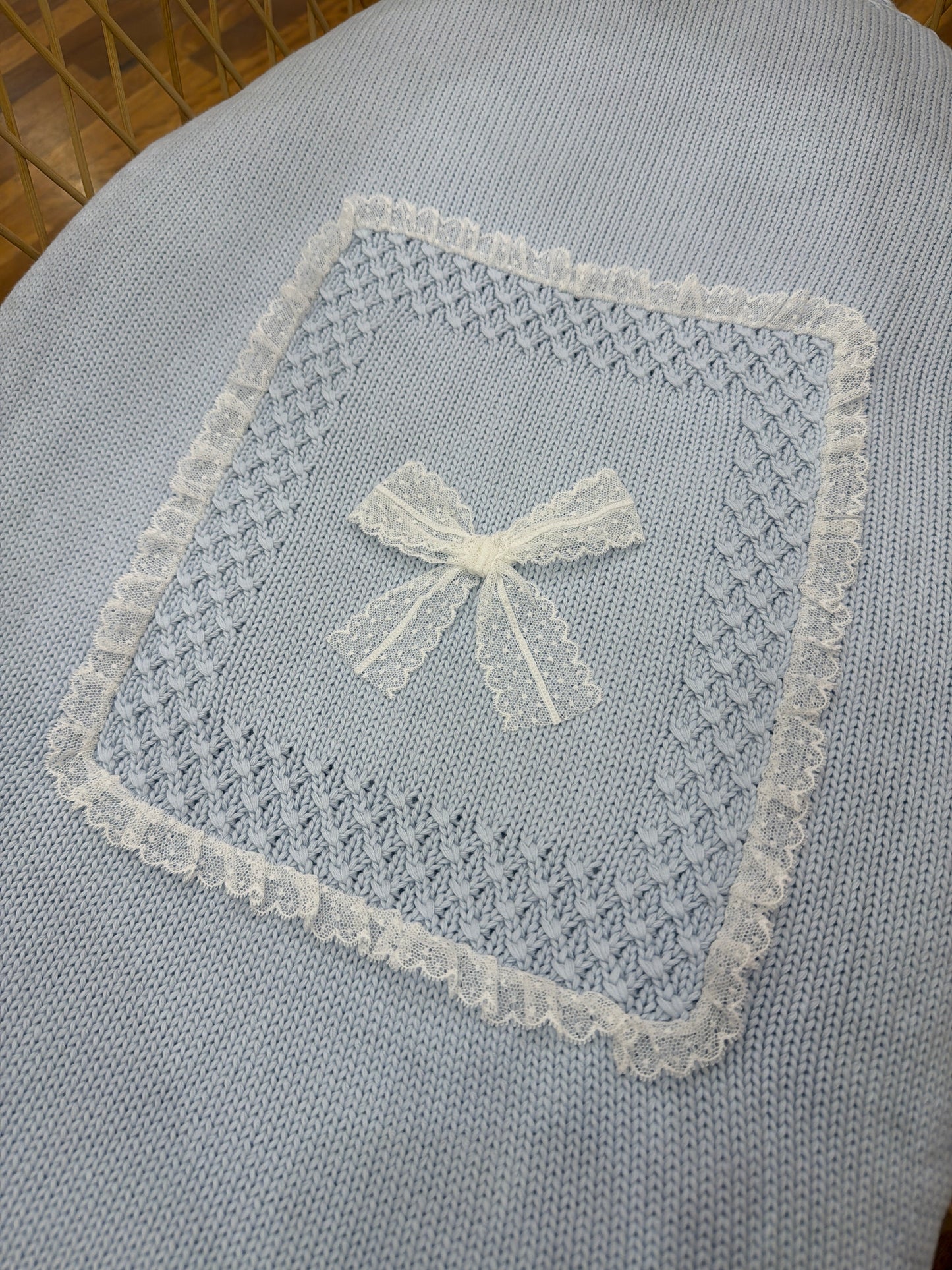 Coperta Colibrì in filo con lavorazione ai bordi e riquadro centrale con valancienne e fiocco centrale