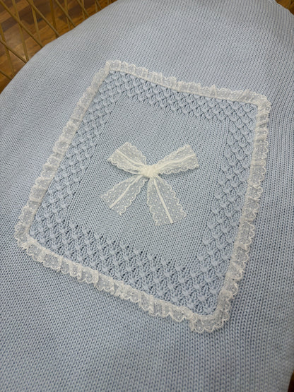 Coperta Colibrì in filo con lavorazione ai bordi e riquadro centrale con valancienne e fiocco centrale