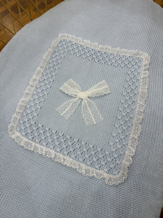 Coperta Colibrì in filo con lavorazione ai bordi e riquadro centrale con valancienne e fiocco centrale