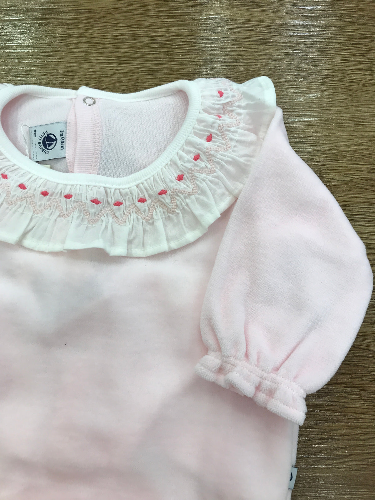 Tutina Petit Bateau in ciniglia rosa intera con collo con rusche e pois