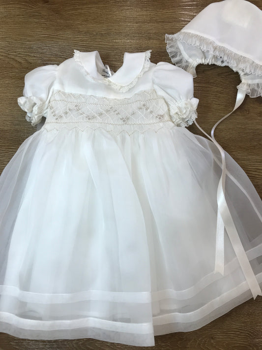 Abito Piccola Giuggiola in organza in seta mezza manica con corpetto lavorato da piccole roselline con cuffietta coordinata e lavorato con punto smock