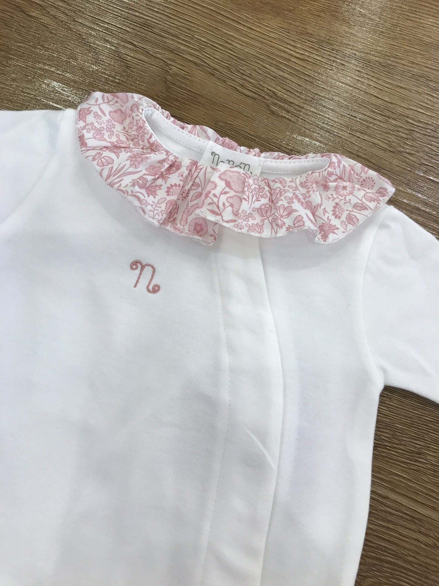 Tutina Nanan in caldo cotone intera con piedini chiusura sul davanti trasversale con colletto con rusche con cappello basico abbinato