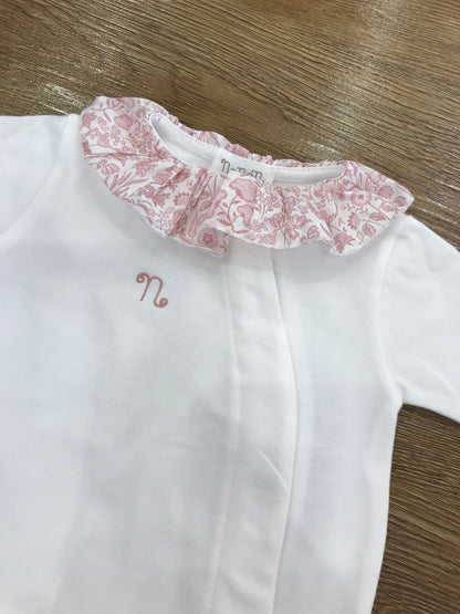 Tutina Nanan in caldo cotone intera con piedini chiusura sul davanti trasversale con colletto con rusche con cappello basico abbinato