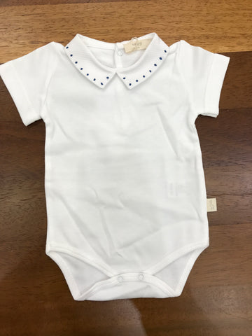 Body Baby Gi in cotone mezza manica con collo a punta con pois blu ricamati su di esso
