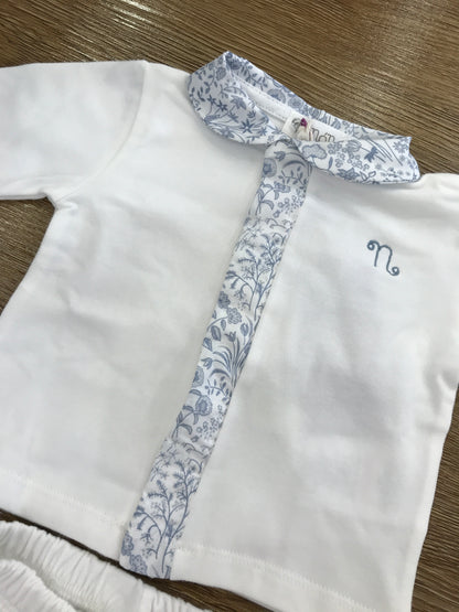 Tutina Nanan due pezzi in caldo cotone con apertura sul davanti rivestita da fiorellini anche sul colletto con cappellino panna basico abbinato