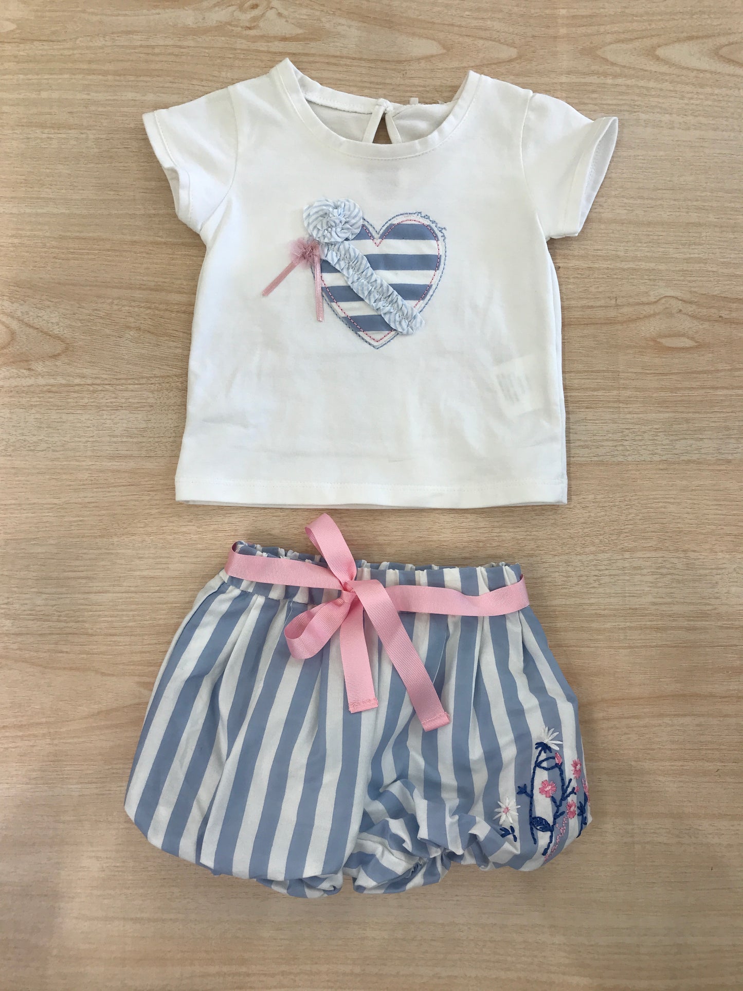 Completo Nanan due pezzi in cotone t-shirt mezza manica con cuore a righe centrale con pantalone corto a righe con fiocchetto sul davanti