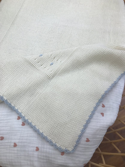 Coperta Fofettes panna smerlata celeste con pois in rilievo sul davanti