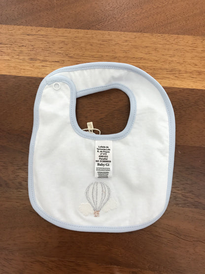 Bavetta Baby Gi in cotone color carta da zucchero con mongolfiera e nuvolette ricamate sul davanti