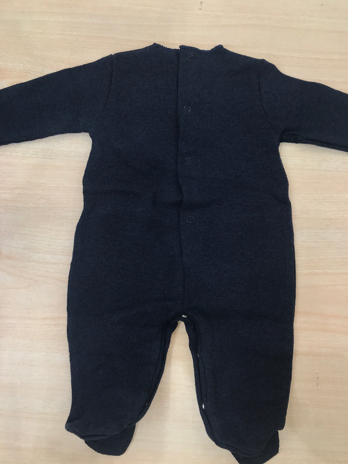 Tutina Nanan in filo di cotone blu scuro priva di colletto con tasche a righe sul davanti