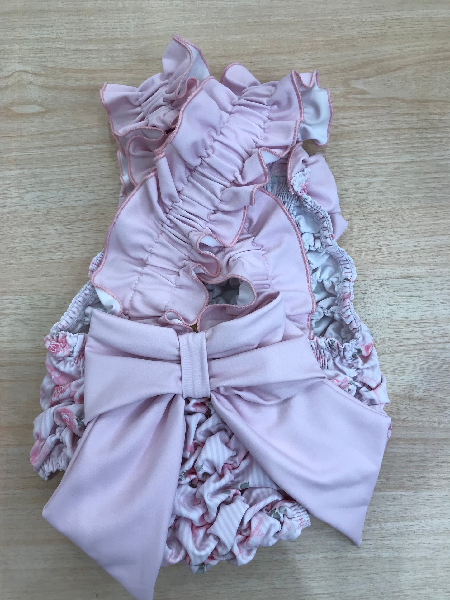 Costume Fofettes con fiorellino rosa e fiocchi sul davanti e sul retro