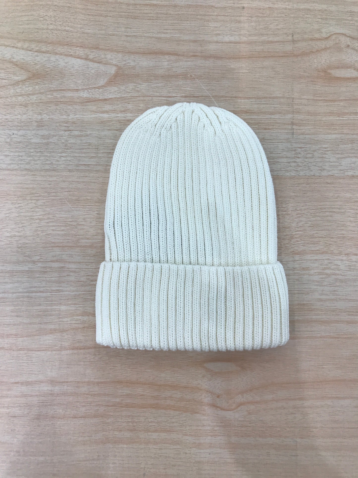 Cappello Nannafrufrù in filo di cotone panna a righe con risvolto