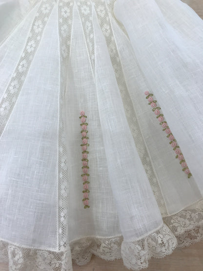 Abito Piccola Giuggiola in lino panna corpetto lavorato con inserti di valancienne roselline rosa ricamate sulla gonna a ruota mezza manica e colletto rifinito anch'essi da valancienne