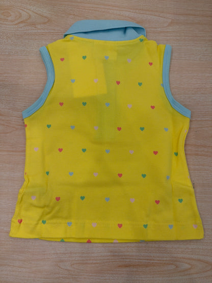 Polo Lacoste in cotone smanicata con bottoncini e logo ricamato lateralmente unisex