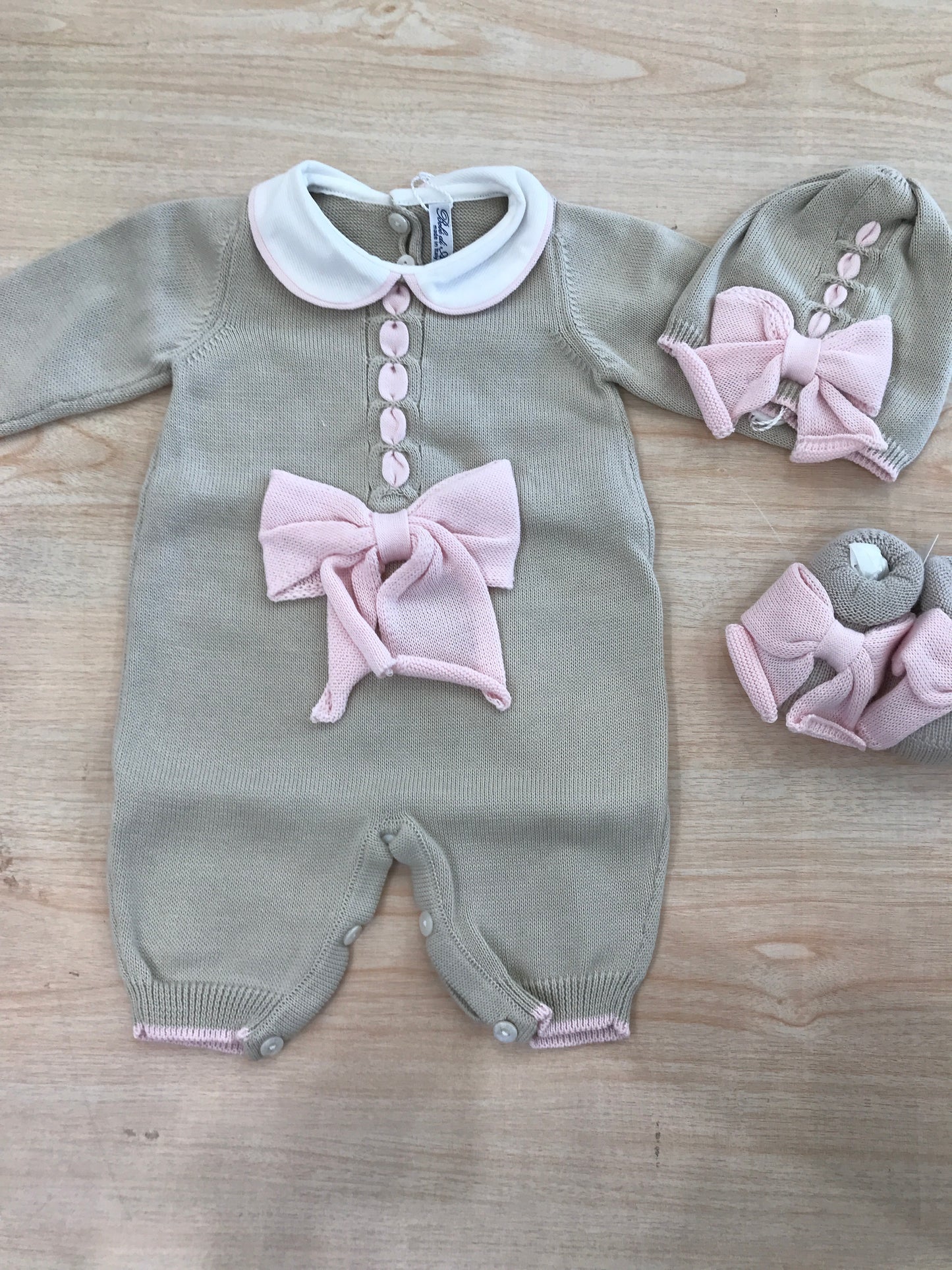 Tutina Bebè di Almy in filo tortora con rifiniture rosa con passanastro e fiocco rosa al centro